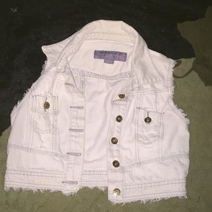 Cropped sleeveless jean jacket